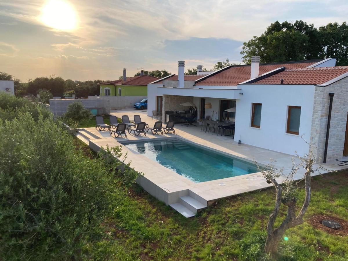 San Zusto, 1600 M2 Plot Area, Heated Pool With Hydromassage Zone