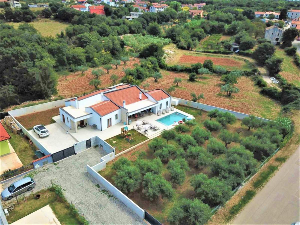San Zusto, 1600 M2 Plot Area, Heated Pool With Hydromassage Zone