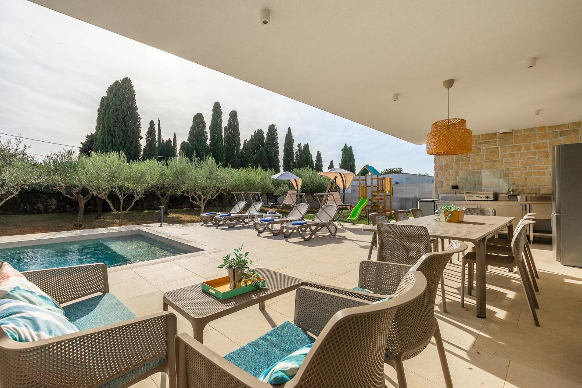 San Zusto, 1600 M2 Plot Area, Heated Pool With Hydromassage Zone